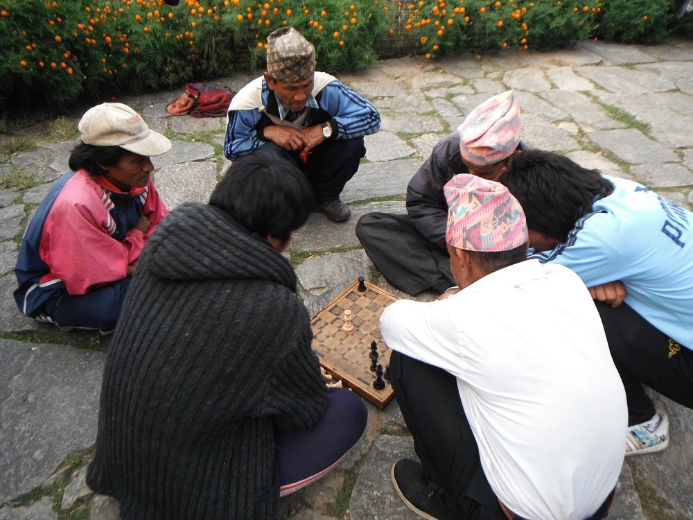 チェスをするネパールの人々の写真
