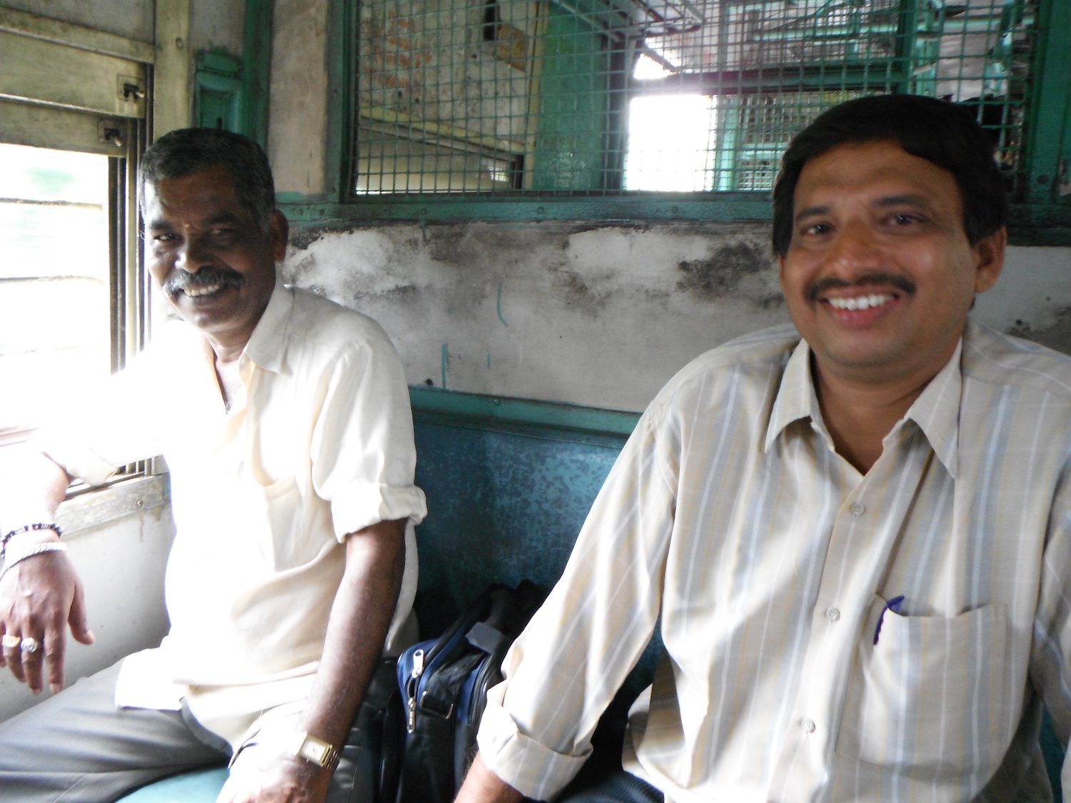 インドの電車で向かい席になった地元の人達の写真