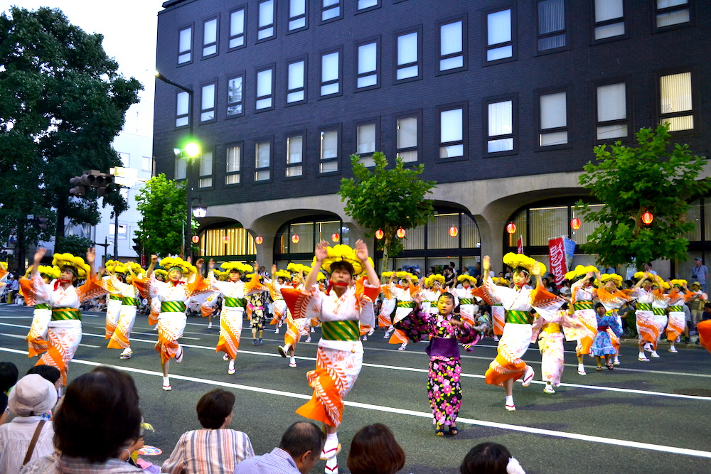 岩手｜盛岡さんさ踊りパレード(黄色い花傘の衣装の踊り手)の写真