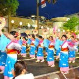 山形県花笠祭り(水色とピンクの着物の女性)の写真