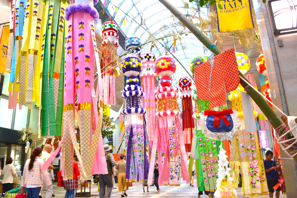 宮城県仙台七夕祭りアーケード街の飾り(折り紙の和服)の写真