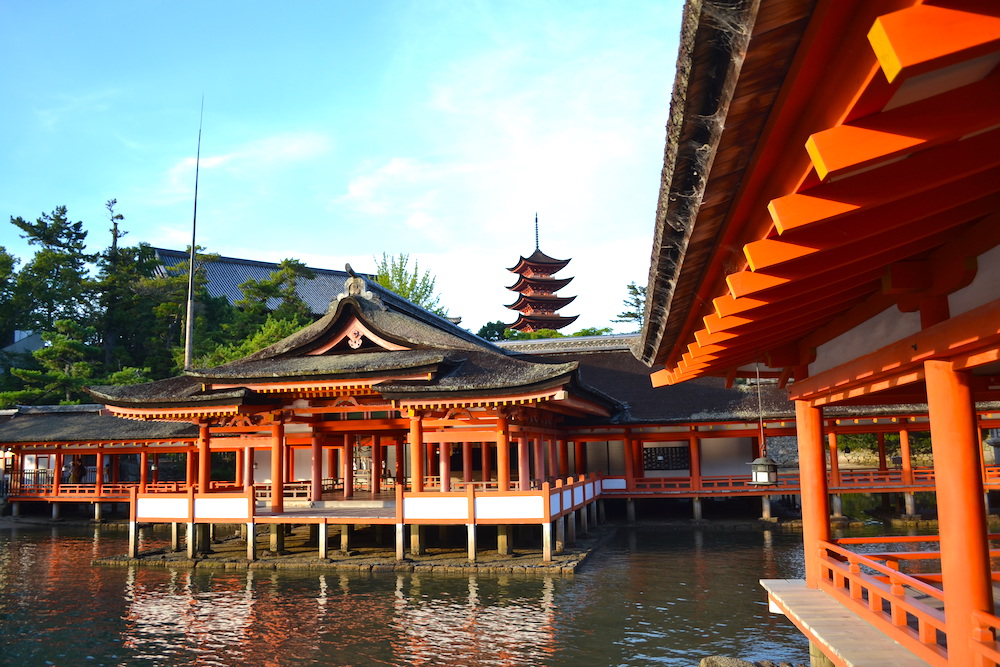 広島・厳島神社と五重の塔の写真