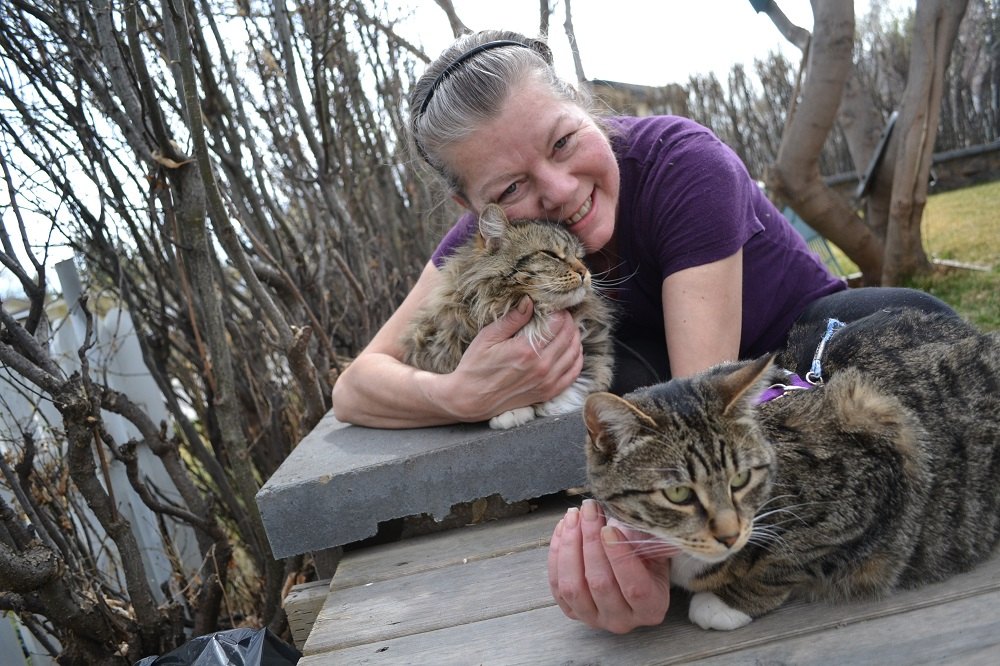 カルガリーのクリスタルさんと猫の写真