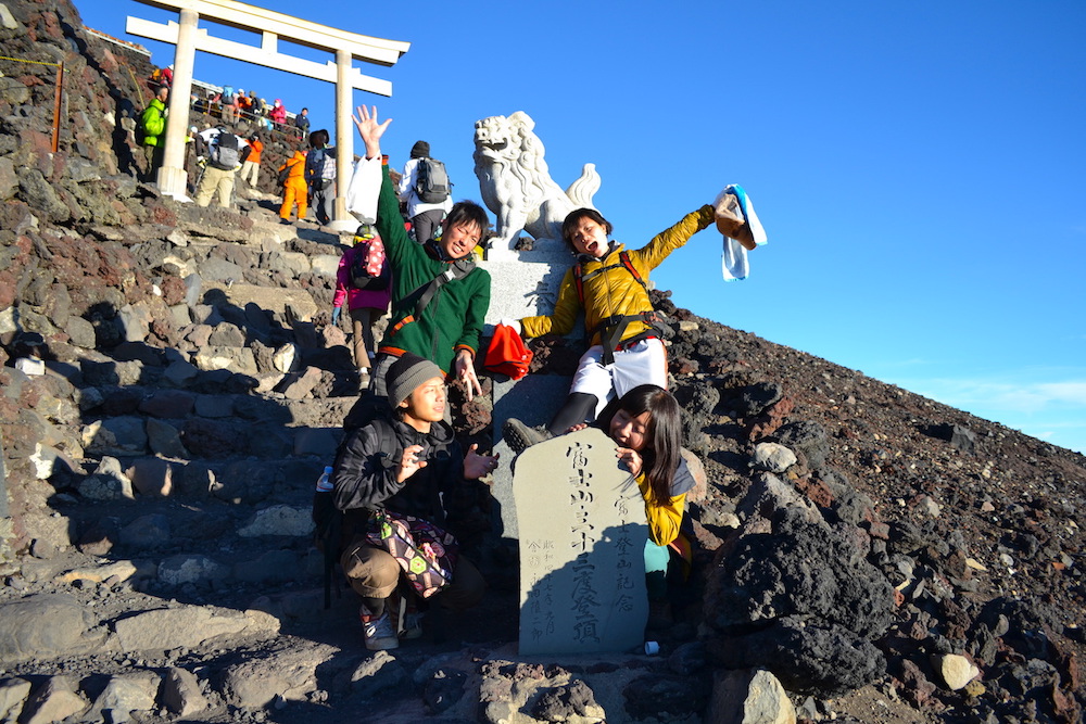 富士登山(山頂鳥居で集合写真)