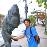 鳥取県の観光名所・水木しげるロードでねずみ男と握手の写真