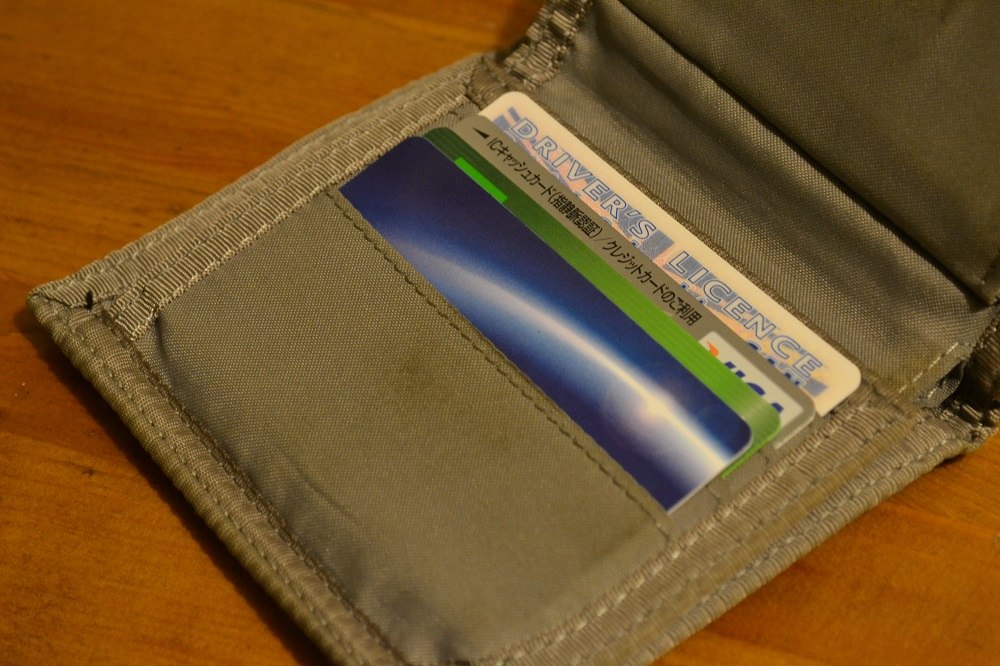 財布とカードの写真