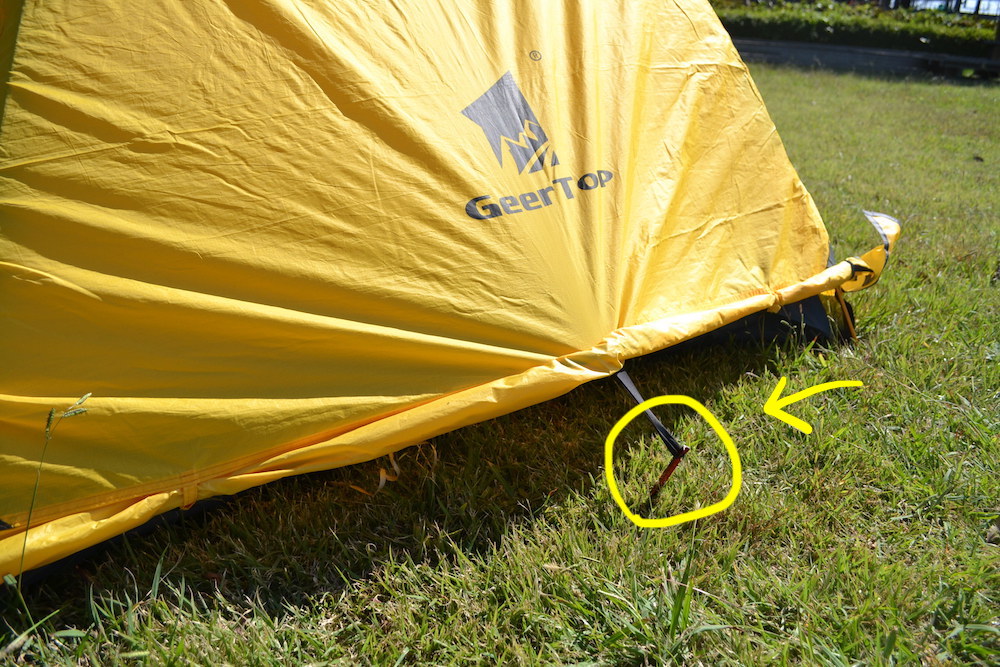GeerTop２人用テント(刺さった状態のペグ)の写真