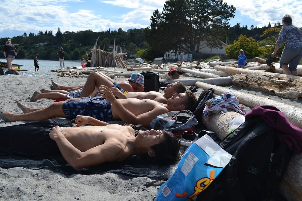 カナダ人ルームメイトとビーチで横になってる写真