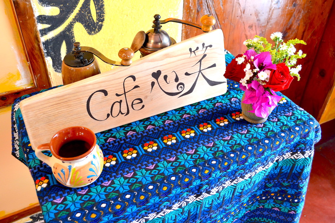 メキシコで自営業・カフェ心笑の看板(グアテマラ刺繍マット)の写真