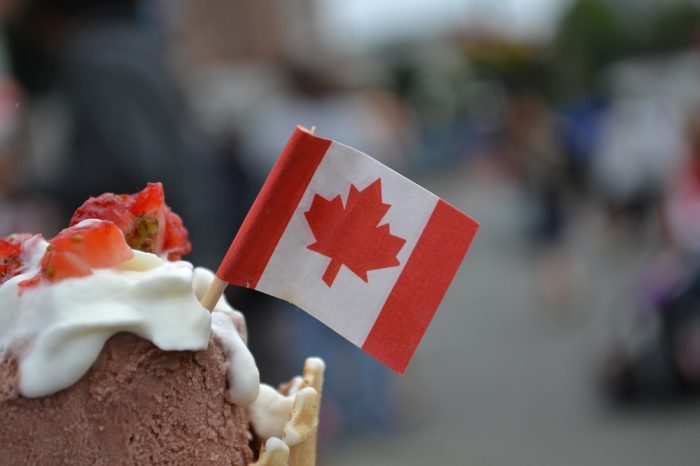 アイスとカナダ国旗の写真