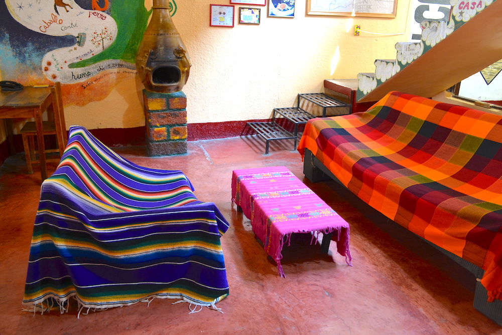 メキシコ・サンクリストバル｜カサカサ(共有スペースと暖炉)の写真