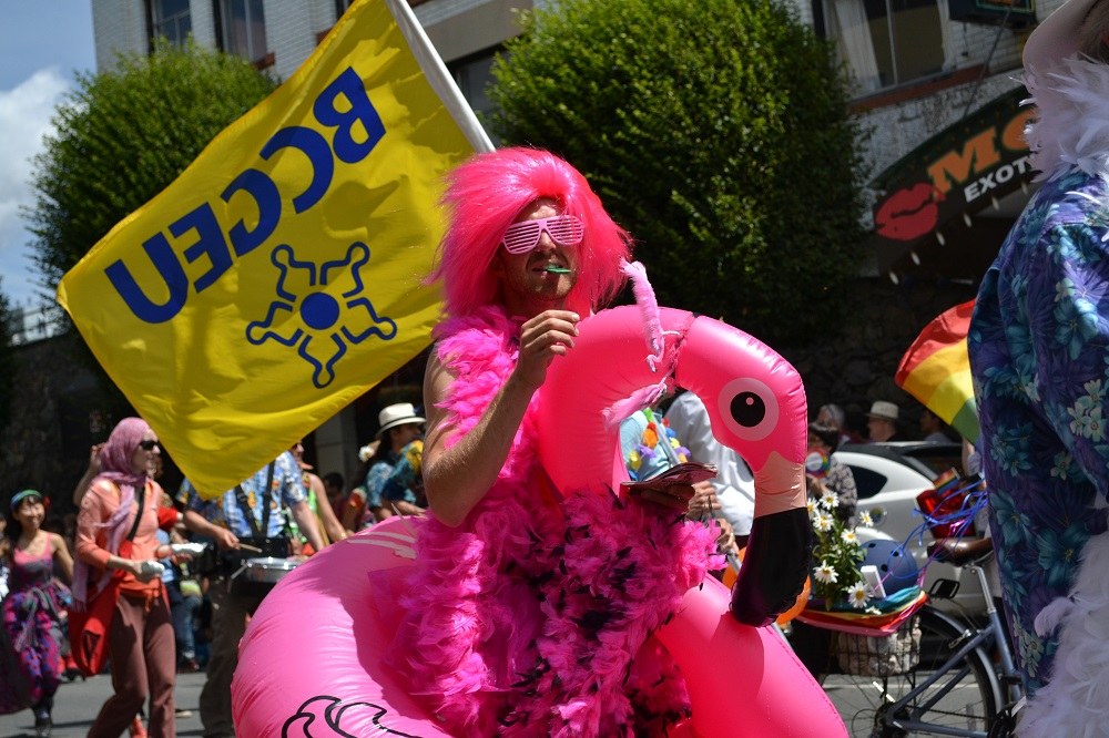 pride paradeのflamingoの人の写真