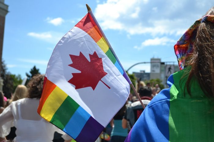 カナダPrideパレードカラフル国旗の写真
