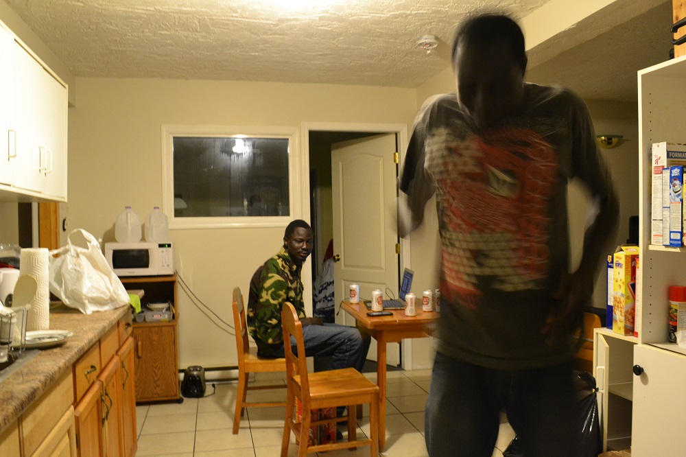 リビングで踊る南スーダン人の写真