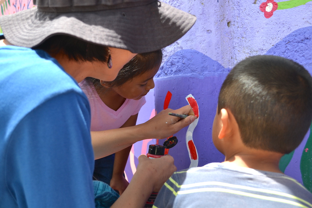 河野ルルちゃん｜メキシコで壁画制作(距離の超近い子供達(笑))の写真