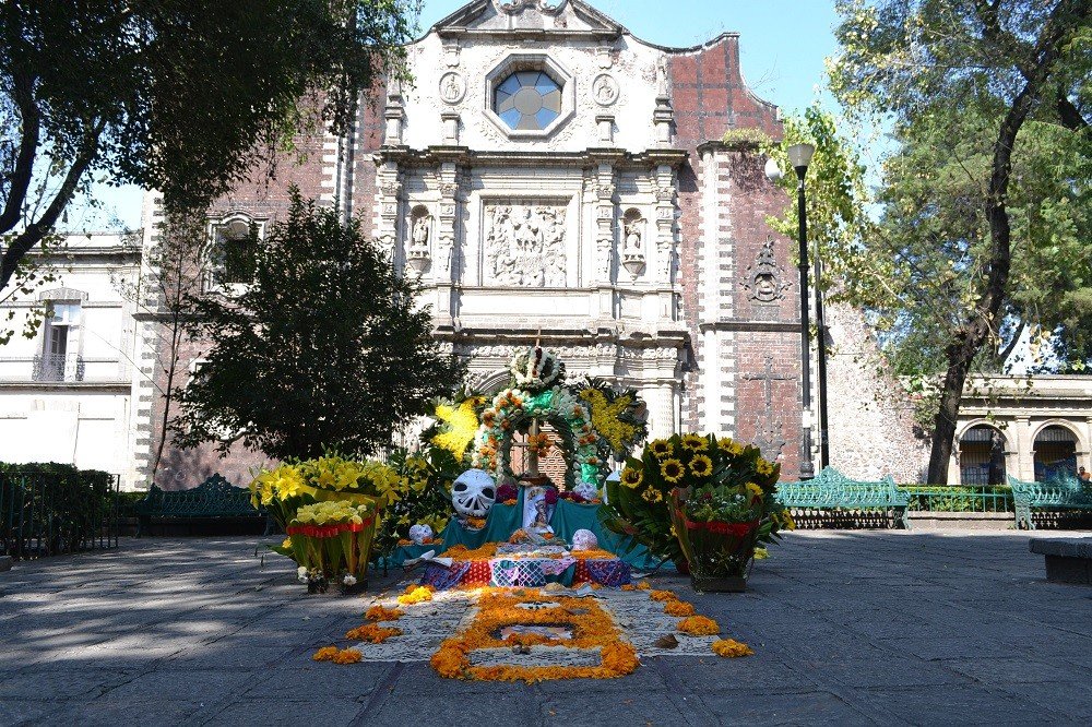 メキシコの広場の祭壇の写真