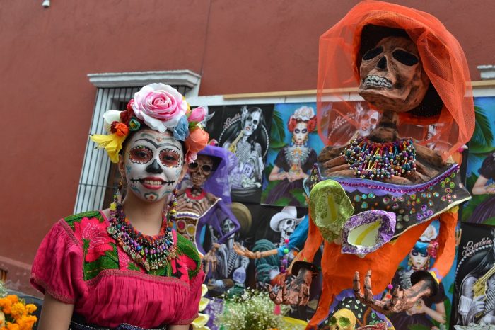 メキシコシティサンアンヘルの死者の日仮装の写真