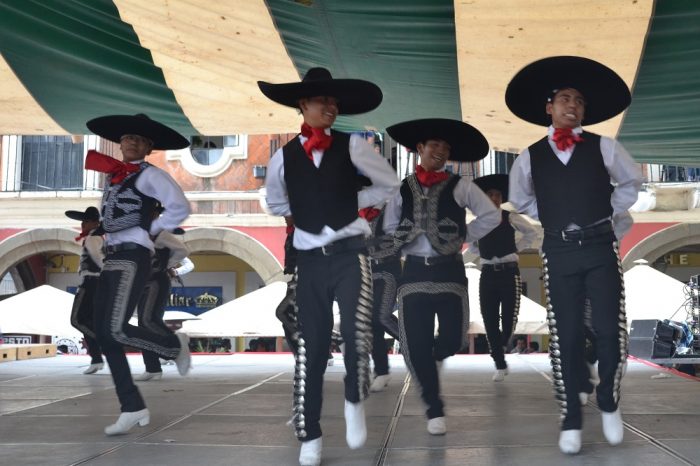 メキシコダンスコンテスト踊る男性の写真