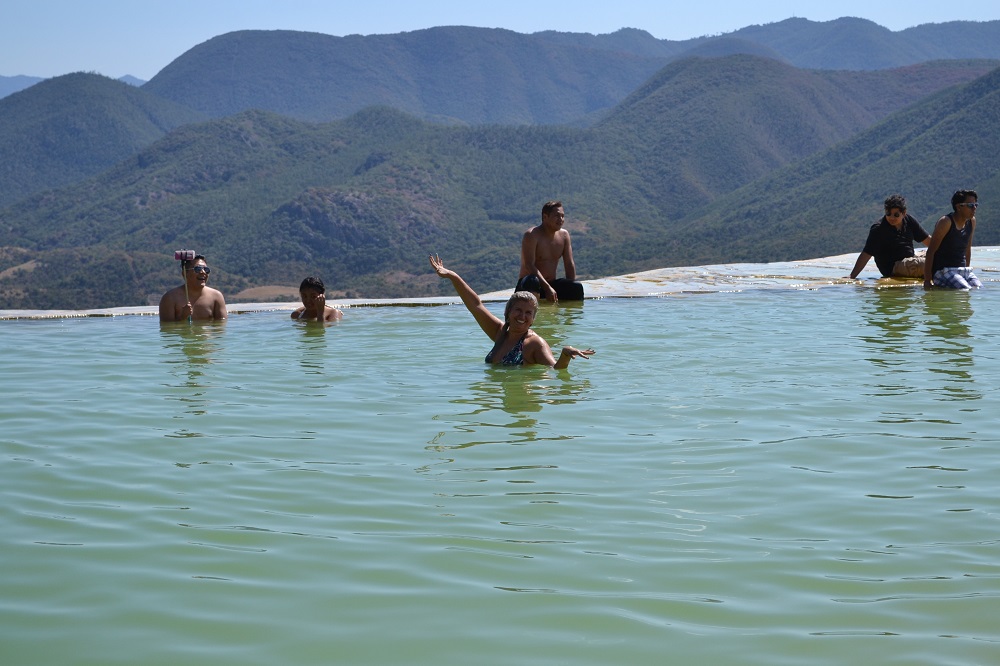 イエルベ・エル・アグアの天然プールで泳ぐ人の写真