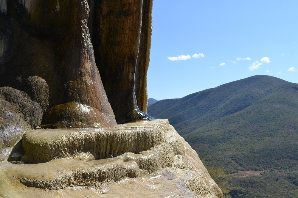 イエルベ・エル・アグア石化した滝滴る水の写真