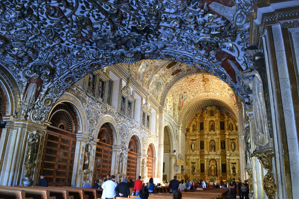 メキシコ・オアハカのサントドミンゴ教会入口から見た内部の写真