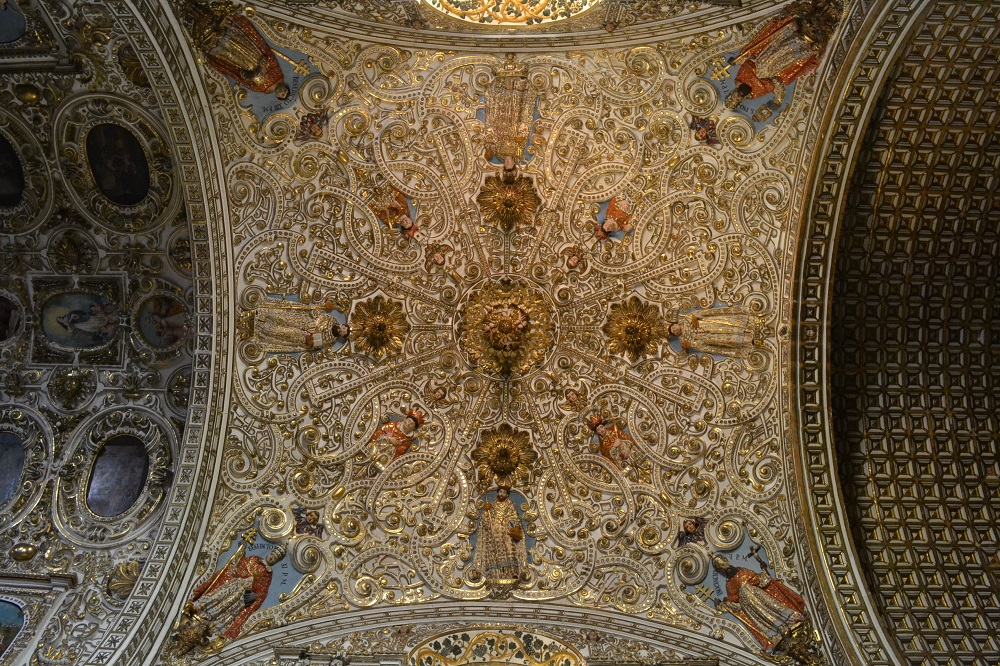 メキシコ・オアハカのサントドミンゴ教会祭壇前の天井の写真