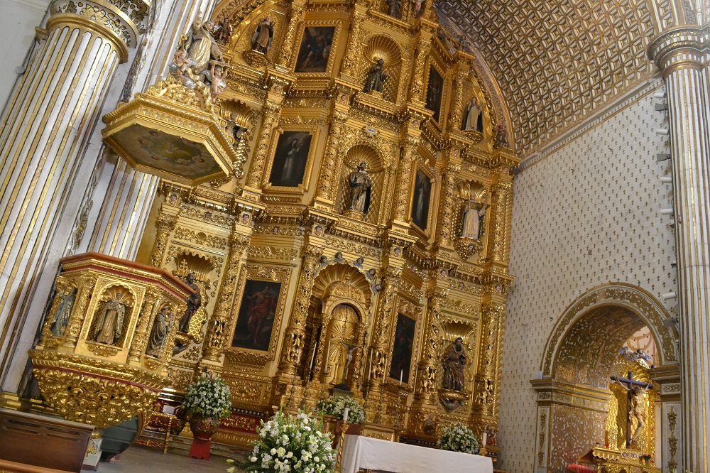 メキシコ・オアハカのサントドミンゴ教会の祭壇の写真