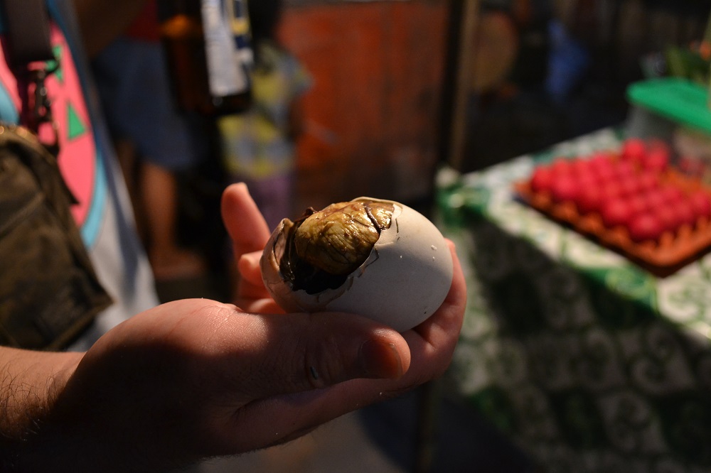 フィリピン名物バロット！ゲテモノで有名な孵化しかけの卵に挑戦・・・