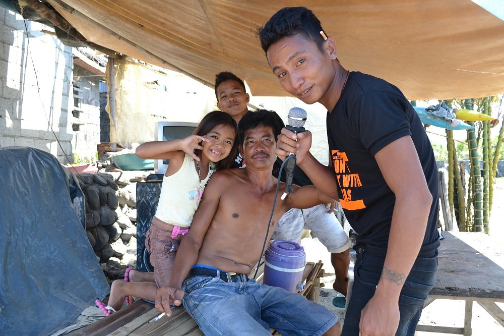 カラオケをするフィリピン人の写真