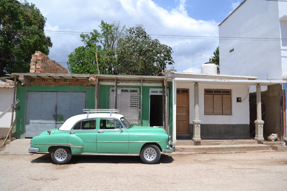 キューバ・トリニダーのクラシックカーの写真