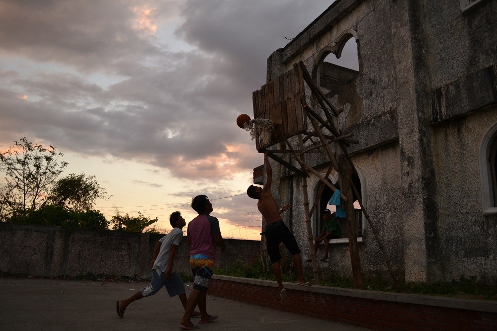 バスケをするフィリピン人の写真
