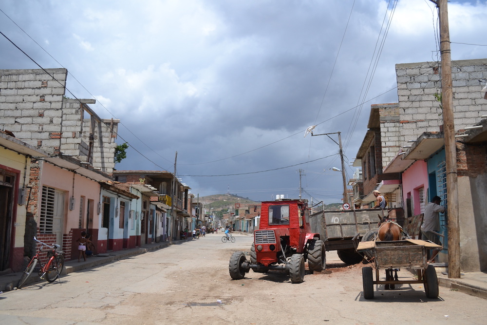 キューバ・トリニダーの町並み(トラクター)の写真