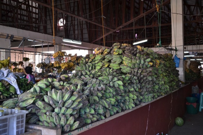 市場に並ぶバナナの写真