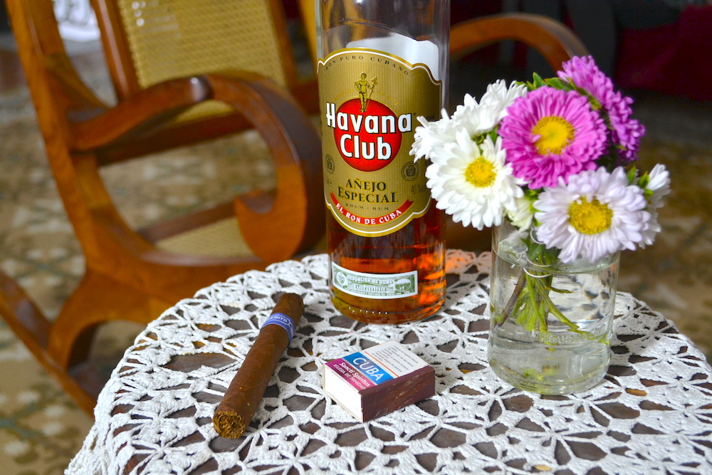 キューバ・ハバナクラブと葉巻の写真