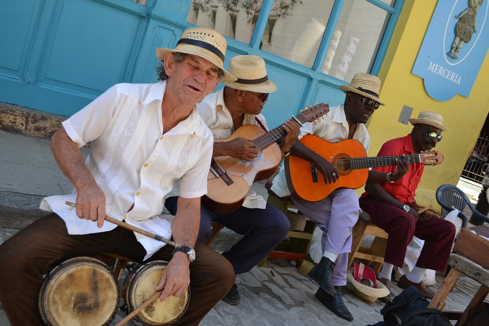 キューバ音楽を奏でるキューバ人の写真
