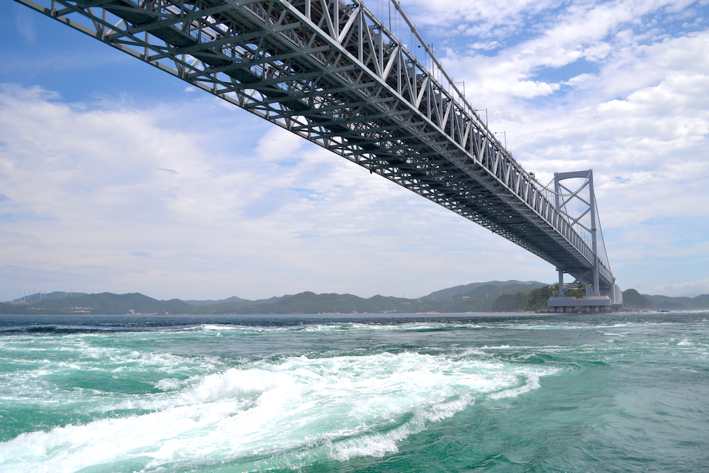 徳島県鳴門市の渦潮観潮船からの景色(大鳴門橋)の写真