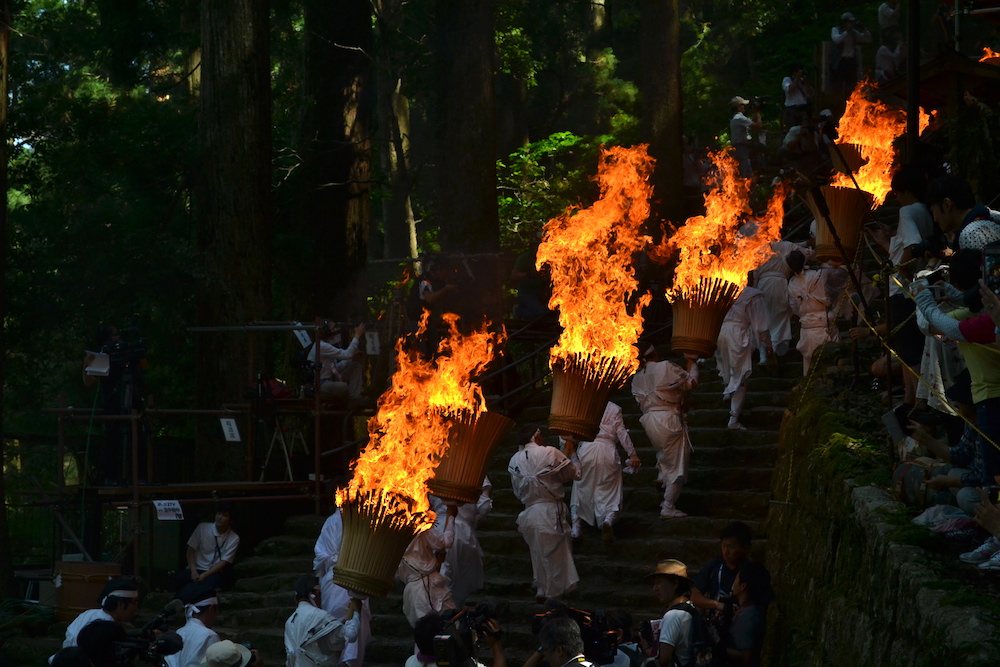 和歌山県｜熊野那智大社の火祭り(燃える大松明)の写真