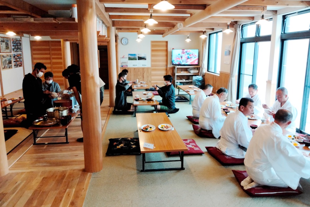御嶽山の山小屋・ニノ池山荘の食堂(夕食提供時の様子)の写真