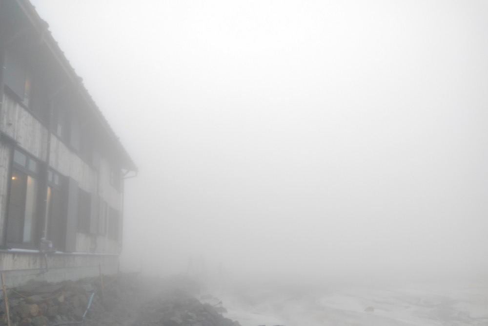 御嶽山山頂の悪天候・山小屋 ニノ池山荘周辺(濃霧)の写真