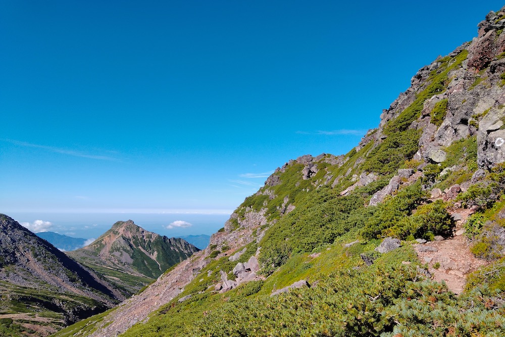 御嶽山・摩利支天山頂付近の登山道・景色の写真