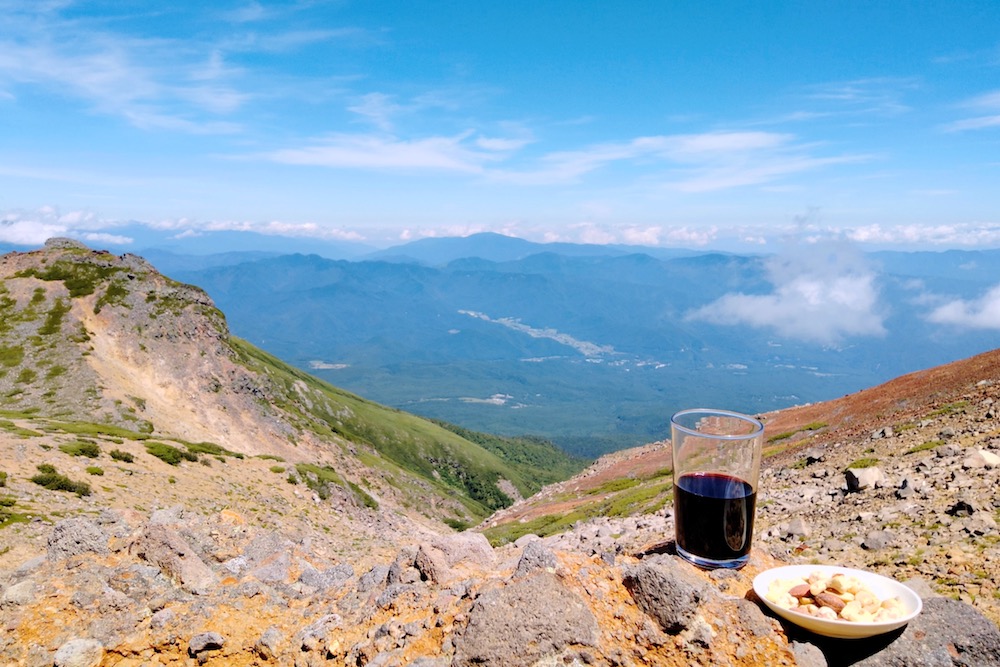 御嶽山の山小屋・ニノ池山荘からの景色(ワインのつまみは絶景)の写真