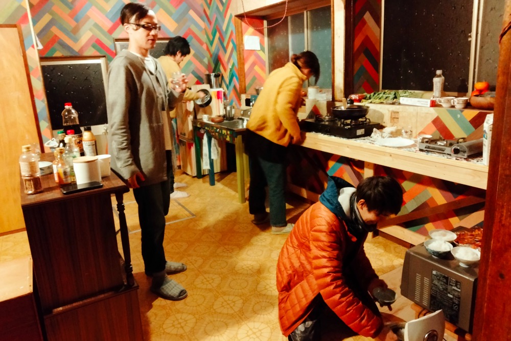 福島県喜多方市のゲストハウス「おとまり」でシェア飯作りの写真