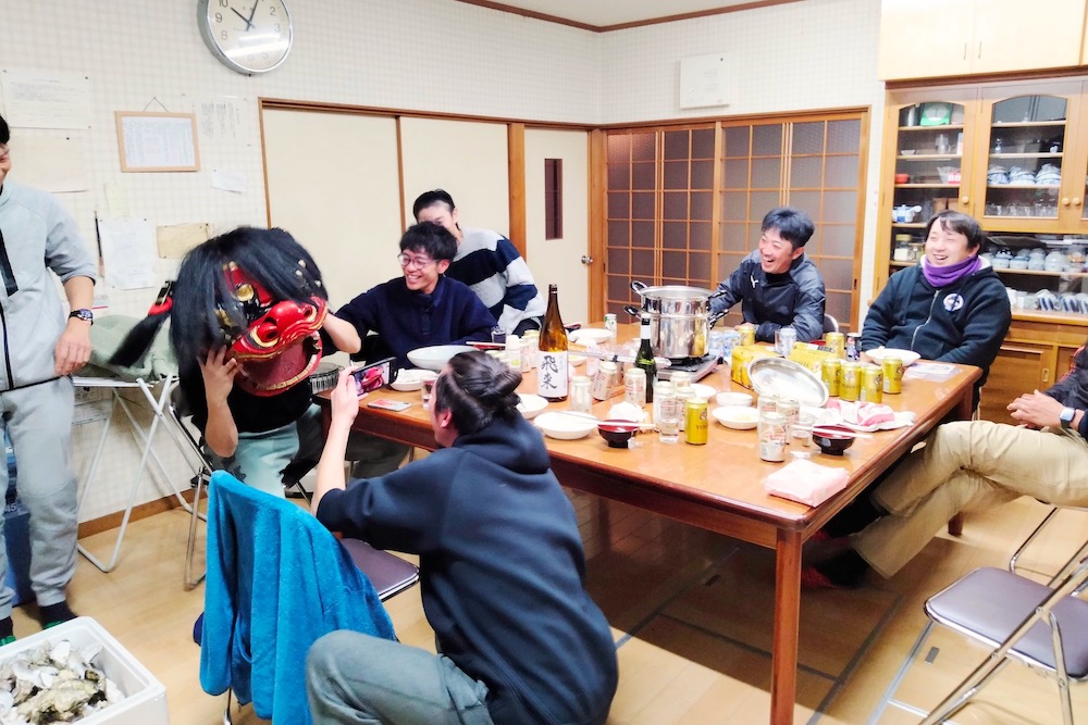 和歌山県みなべ町の梅農家さん達と牡蠣パーティー(獅子舞)１の写真