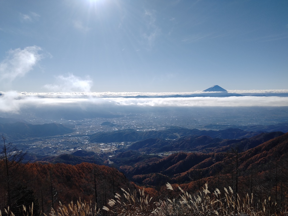 山梨県の小楢山山頂からの絶景・富士山と甲府盆地の写真