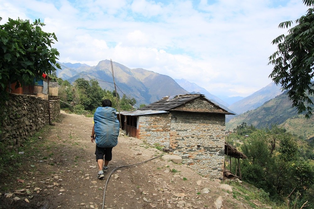ネパールでトレッキングしてる写真
