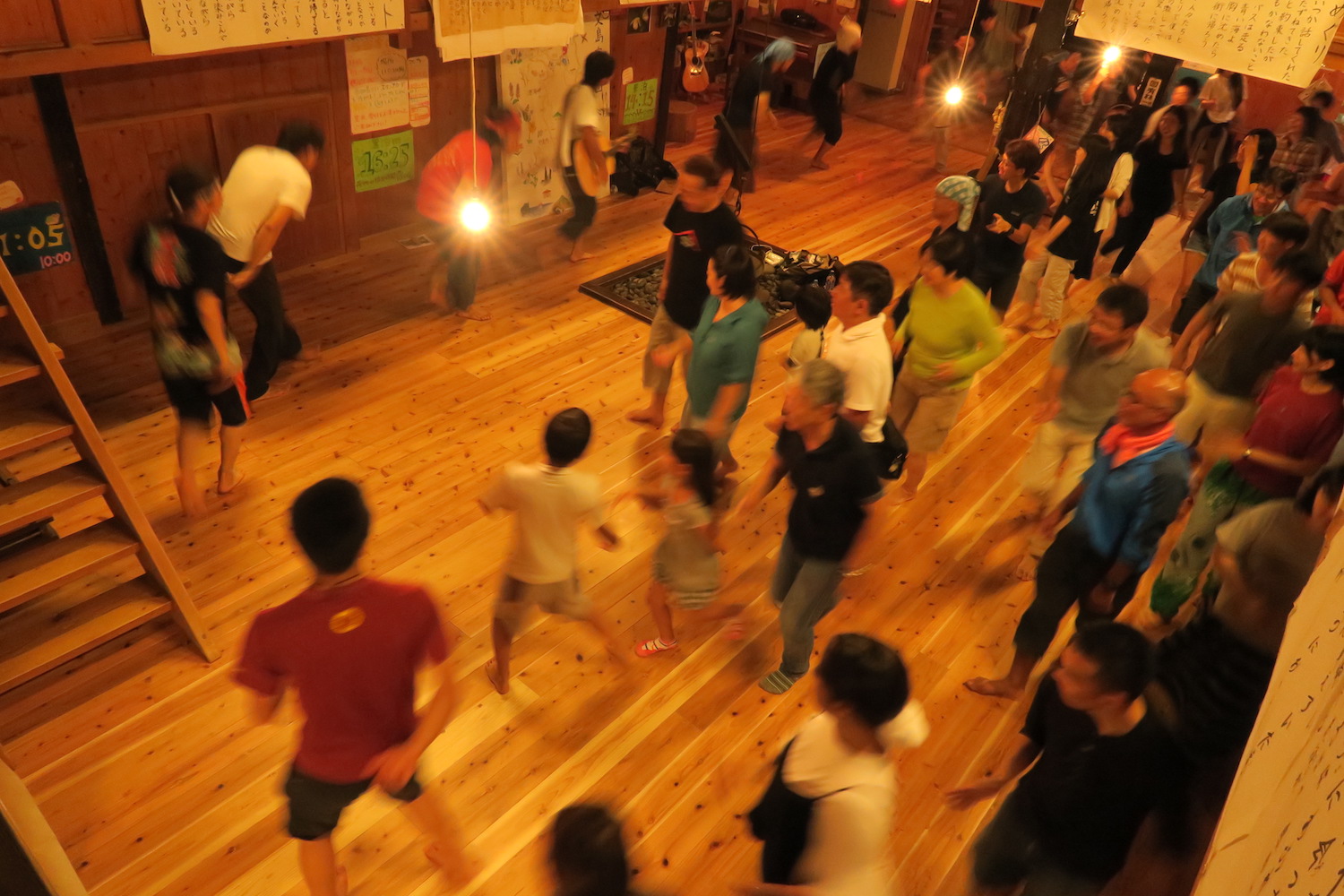 北海道礼文島桃岩荘レクリエーション(みんなで踊り)の写真