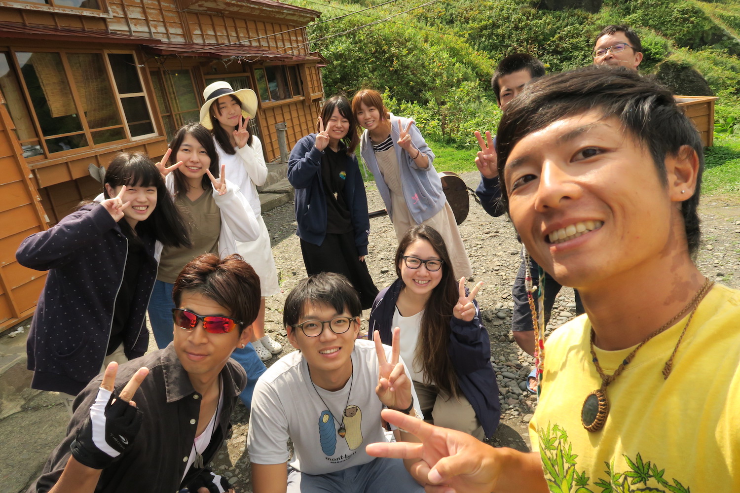 北海道礼文島桃岩荘のスタッフ・宿泊客と一緒に一枚