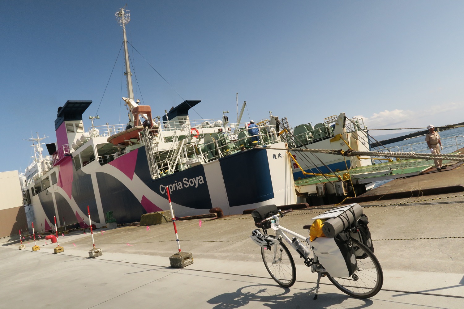 自転車日本一周礼文島から利尻島へフェリー移動の写真