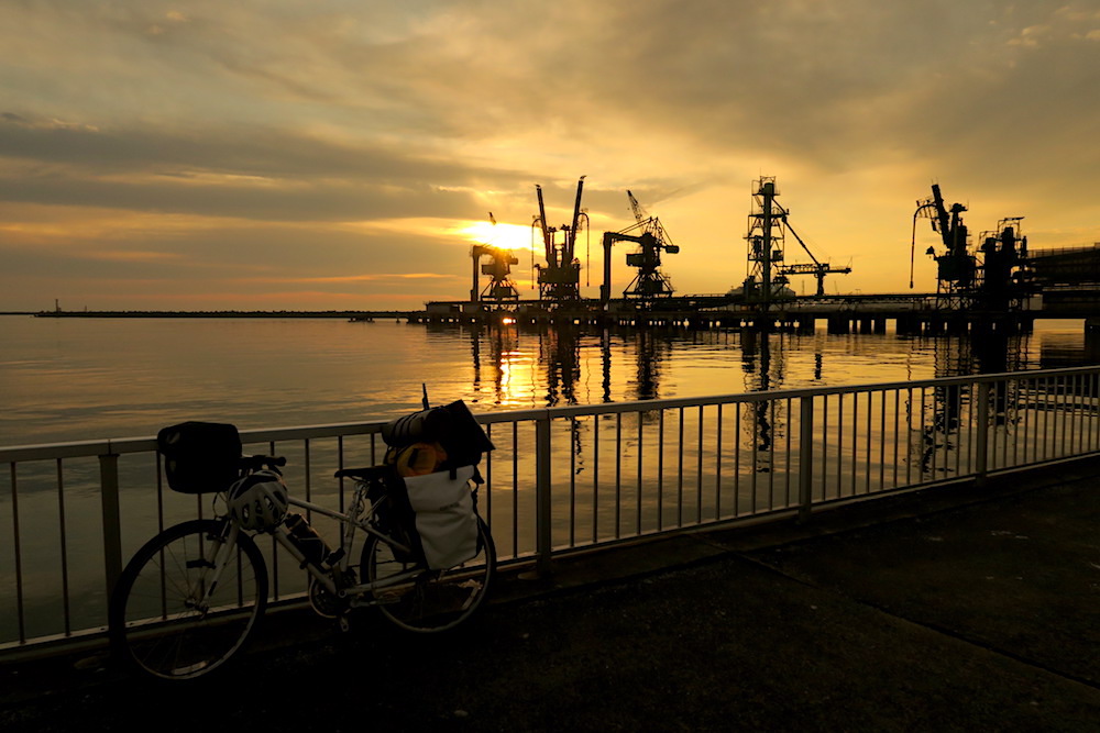 自転車日本一周青森八戸港の夜明けの写真