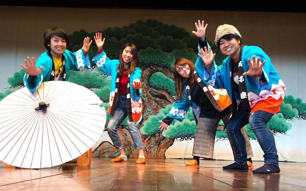 季節労働愛媛県でみかんアルバイト(地元の子と観光・内子座の舞台にて)の写真